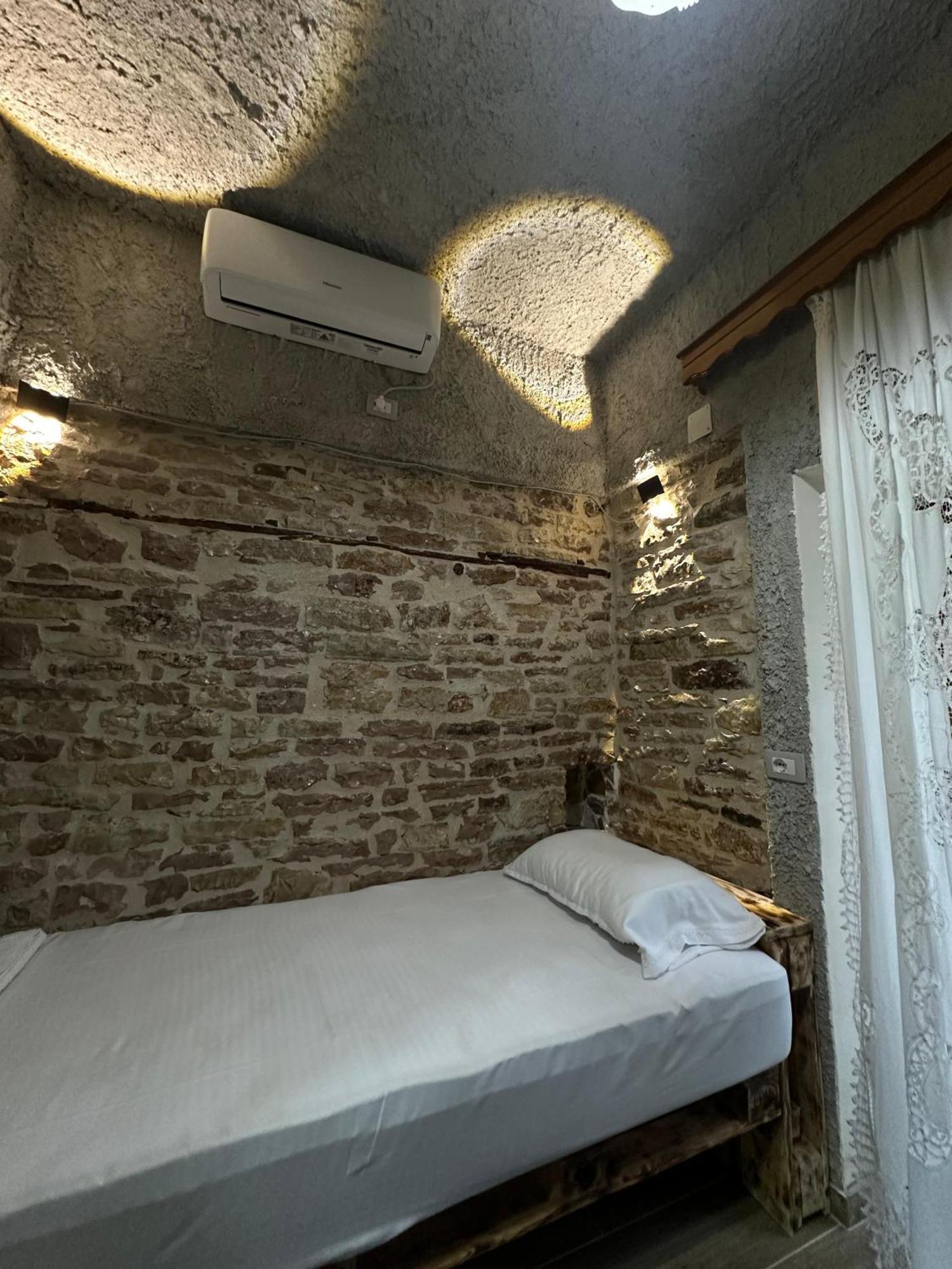 Guest House Lengo Gjirokaster Ngoại thất bức ảnh